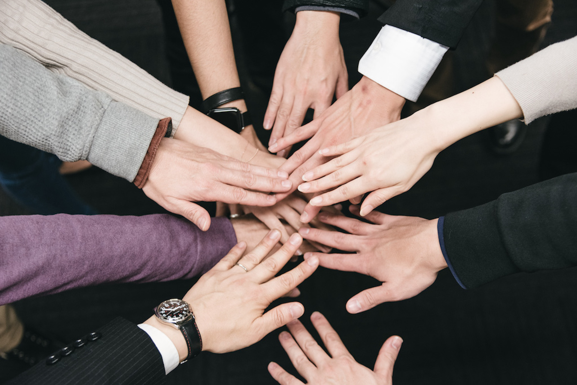 手が合わさっている写真